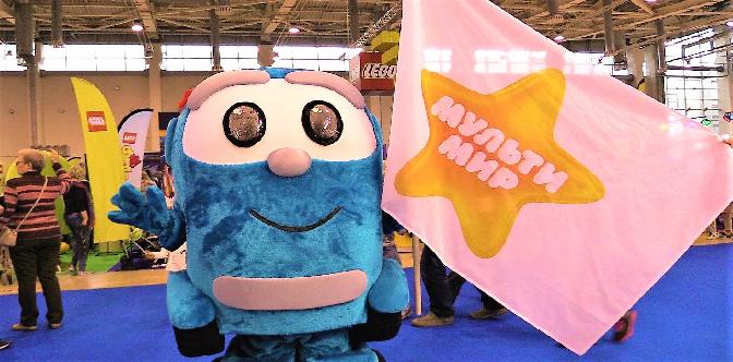 Смотреть Грузовичок Лева и #Мультимир! Игрушка Лева/#СуперЛева на детском фестивале! #ВидеоДляДетей!