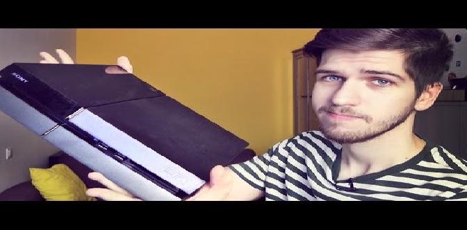 Смотреть UsachevToday - PS4 в России  и чемодан на Красной Площади