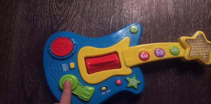 Смотреть Видео обзоры игрушек -  Гитара BabyGo